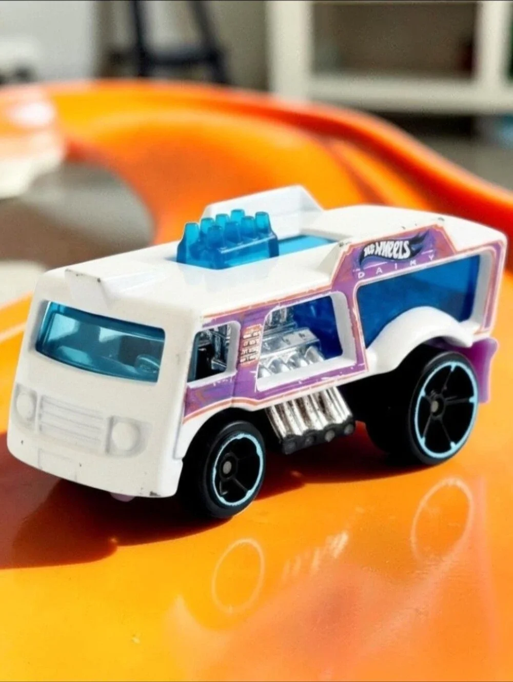 2015 Hot Wheels City Chill Mill Purple/ White Version Dairy Truck Die-Cast 1:64.